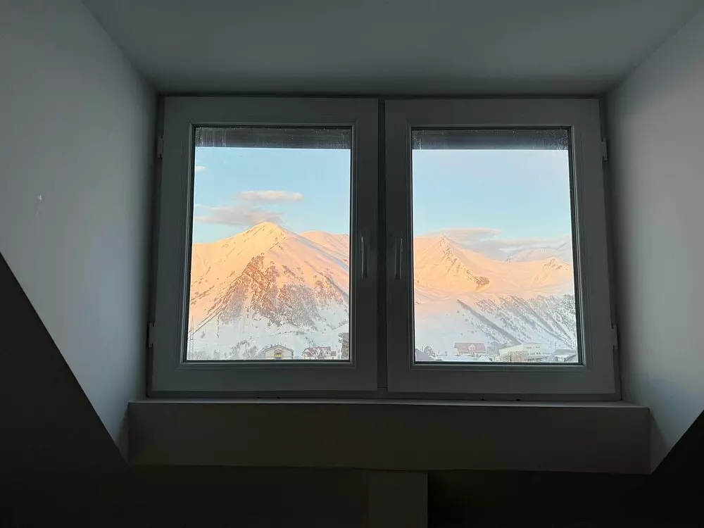 نمای بیرون از پنجره اتاق هتل دوناتا